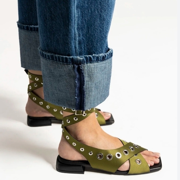 No Boundaries Olive Green Grommet Sandals - Picture 1 of 13